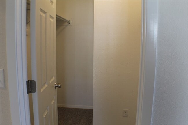 Building Photo - 1078 E Sparrow Cir