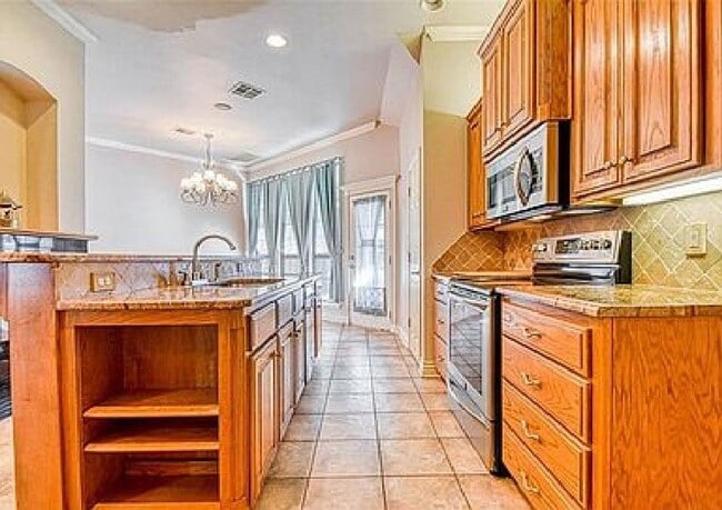 Building Photo - Gated Community! No Lawn Care!! Beautiful ...