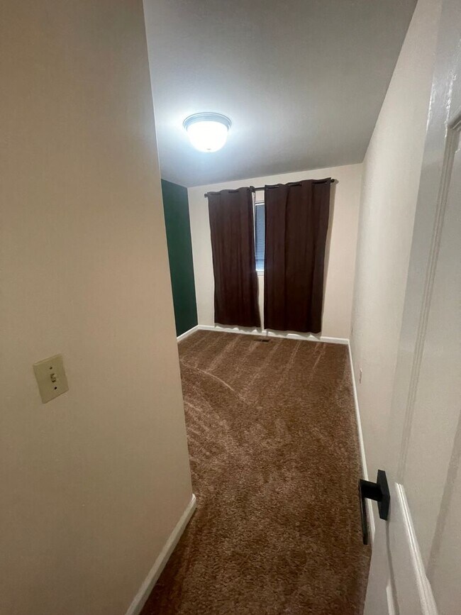 Building Photo - Pet Friendly Charming 3 Bedroom Home with ...