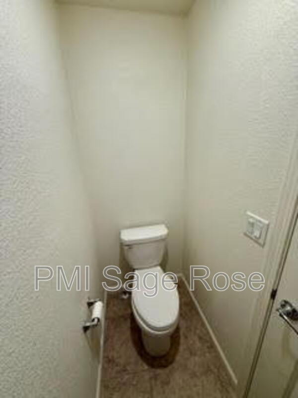 Building Photo - 8932 Coyote Blf Dr