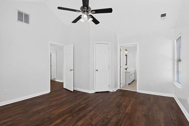 Building Photo - Spacious 4BD/2.5BA Home in Winding Creek!
