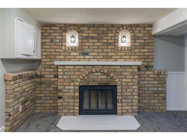 Building Photo - 11020 W River Rd