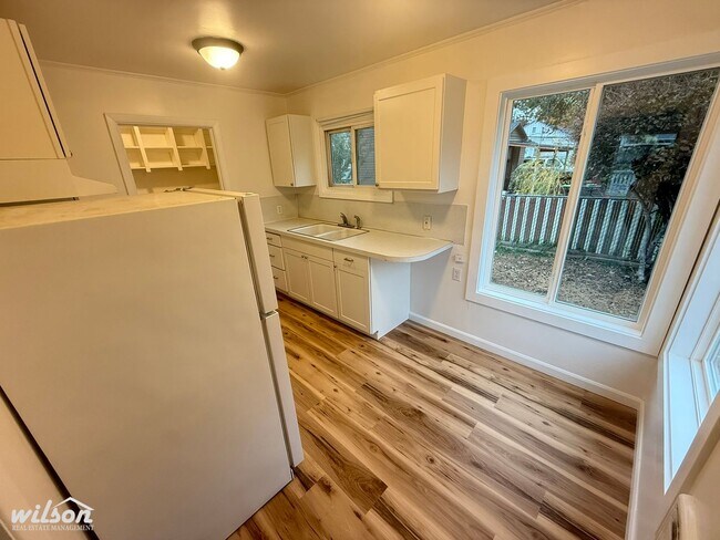 Building Photo - 1420-1420 Queen Ave