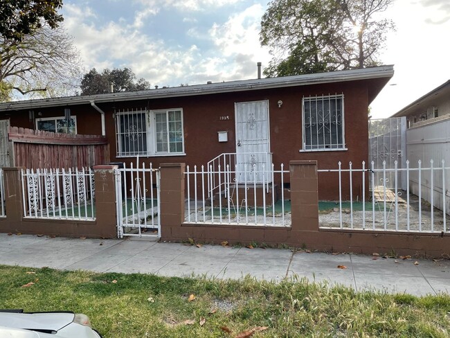 Primary Photo - Charming 3BR Duplex in Long Beach. Quiet n...