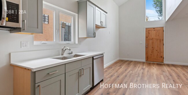 Building Photo - 5507 S Manhattan Pl