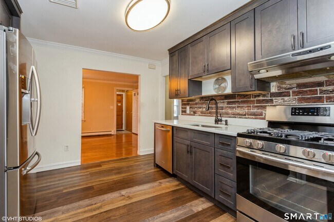 Building Photo - 680 Queen St