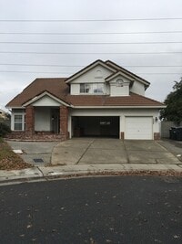 Building Photo - Spacious Two-Story Home  4 bedrooms, 3 bat...