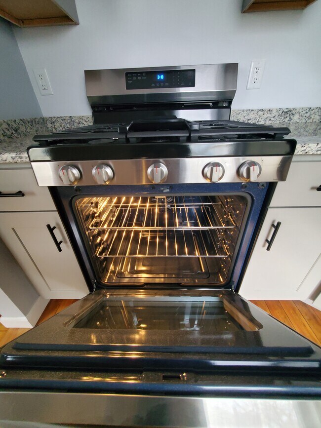 Building Photo - 38 Tuttle St