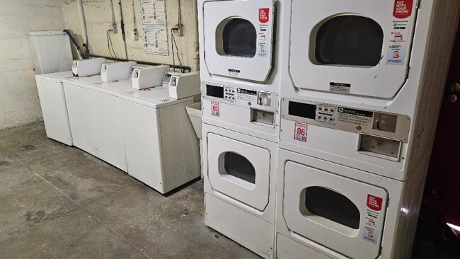 Building Photo - 844 S Westlake Ave