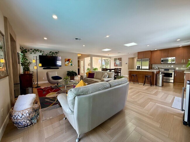 Building Photo - Luxury Furnished 4 Bedroom Home with Pool ...