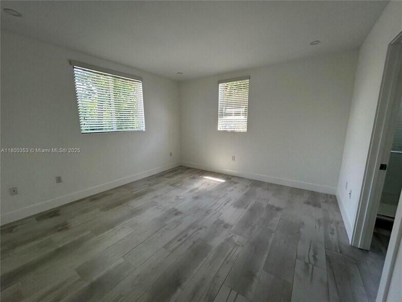 Building Photo - 3823 Thomas Ave