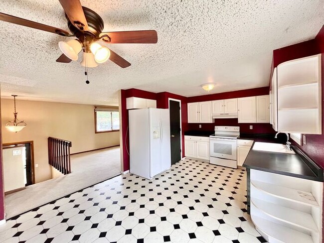 Building Photo - Large 3 Bedroom, 2 Bathroom Home in the Th...