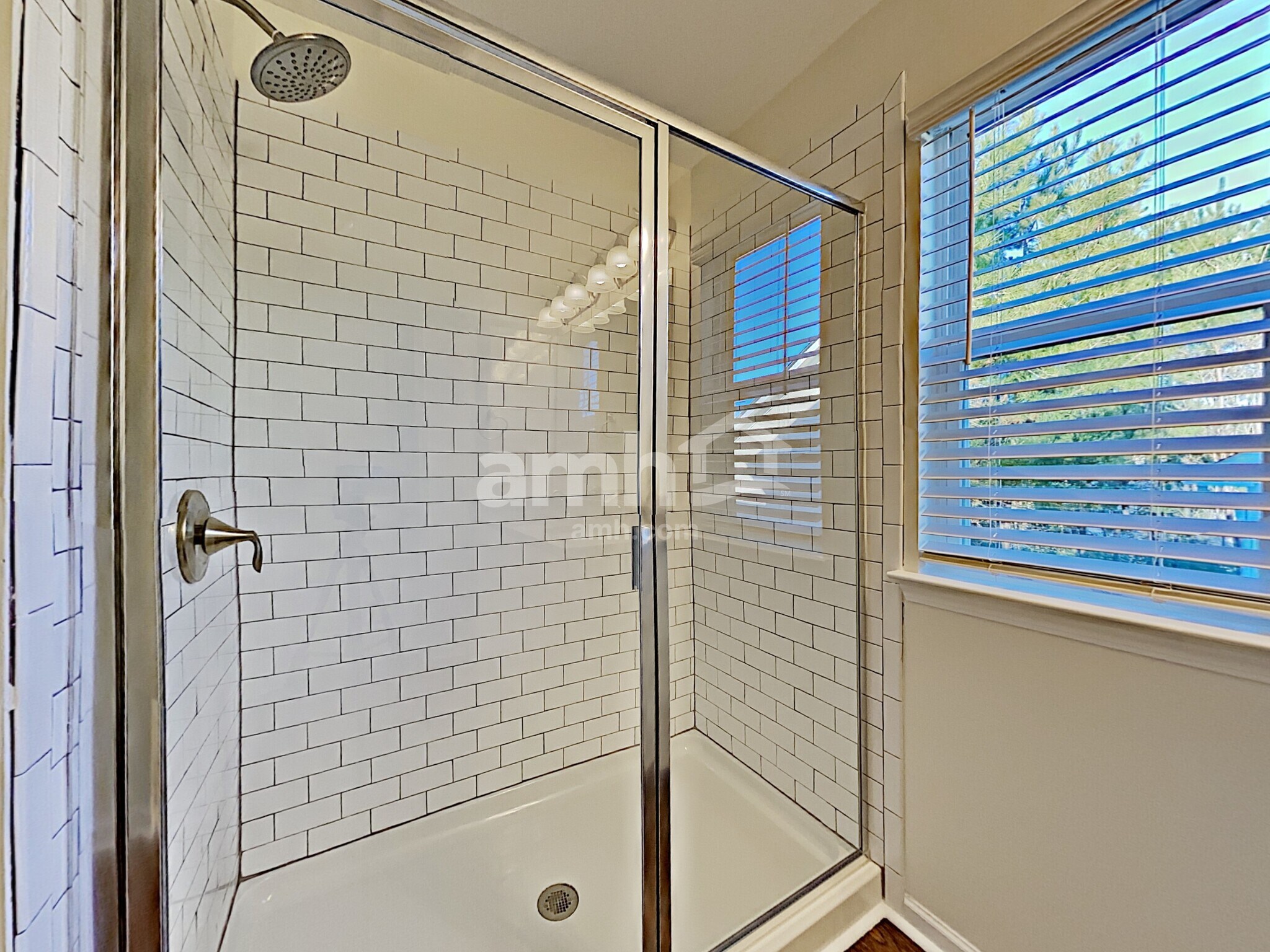 Building Photo - 561 Camp dr