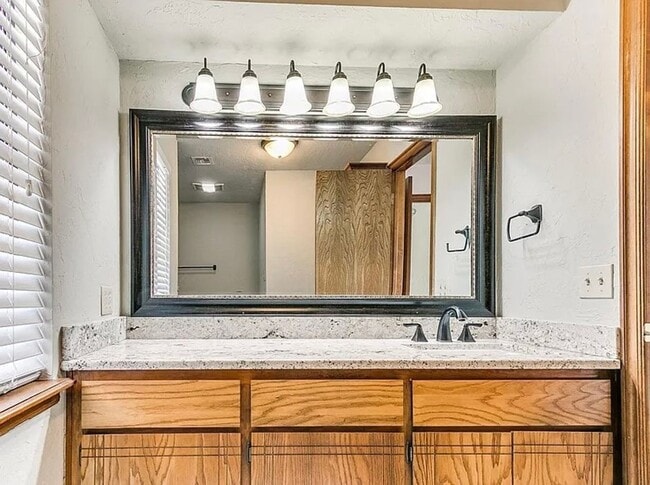Building Photo - Beautiful 3bed/3bath Townhome Available in Westside Norman!!