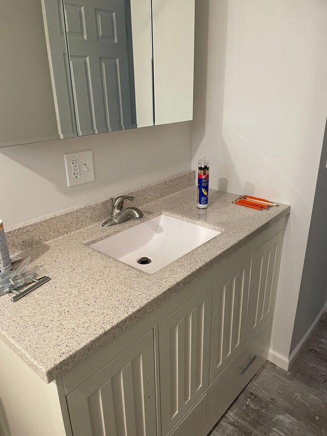 Building Photo - 2 Bedroom, 1.5 Bath Townhouse in LeClaire, IA