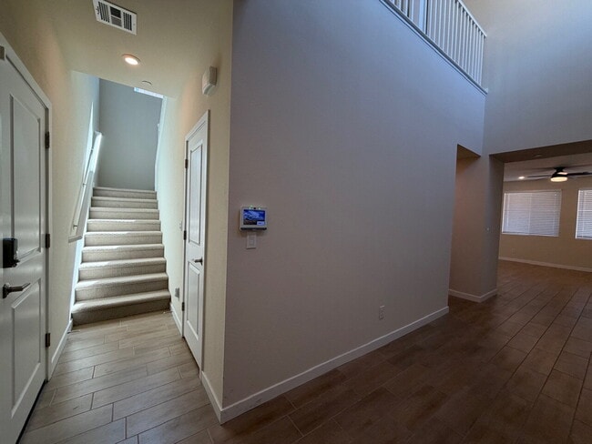Building Photo - GORGEOUS 4 BED 3 BATH 2 CAR GARAGE SINGLE FAMILY HOME W/ LOFT, VAULTED ENTRYWAY, BACKYARD, AND BE...