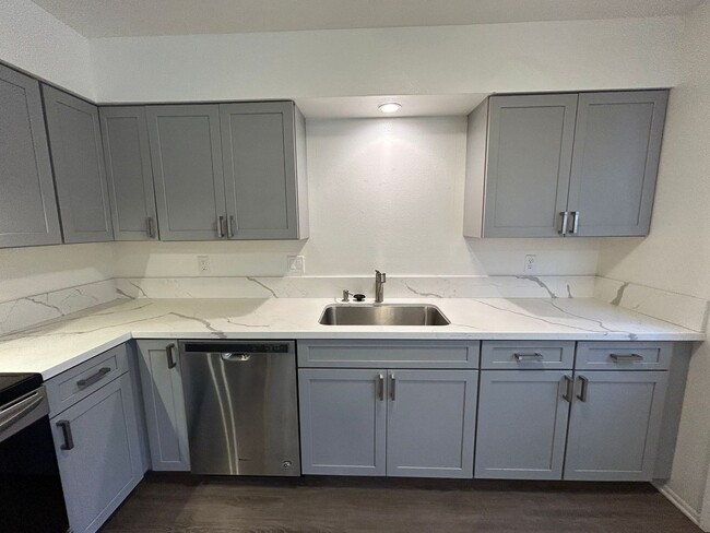 Building Photo - Spacious 3bdrm townhouse with yard & washe...