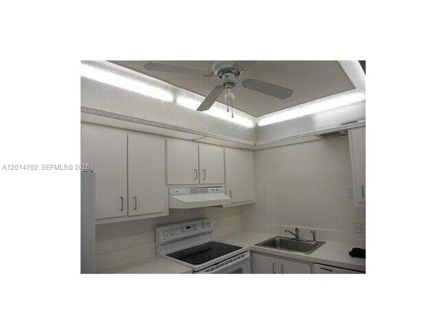 Building Photo - 115 Royal Pk Dr