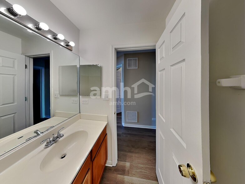 Building Photo - 509 Springbrook Trail N