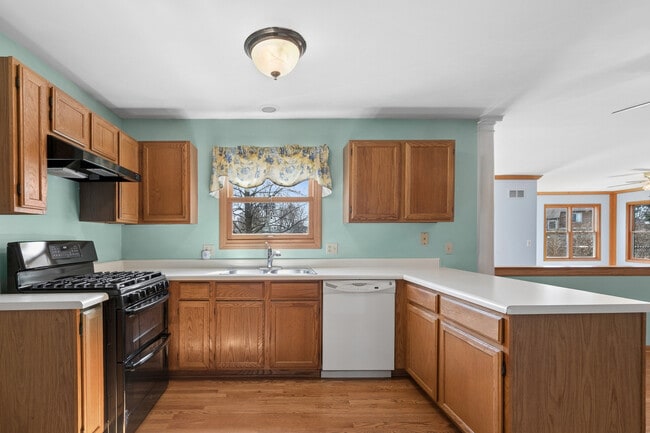 Building Photo - 5573 Barnwood Dr