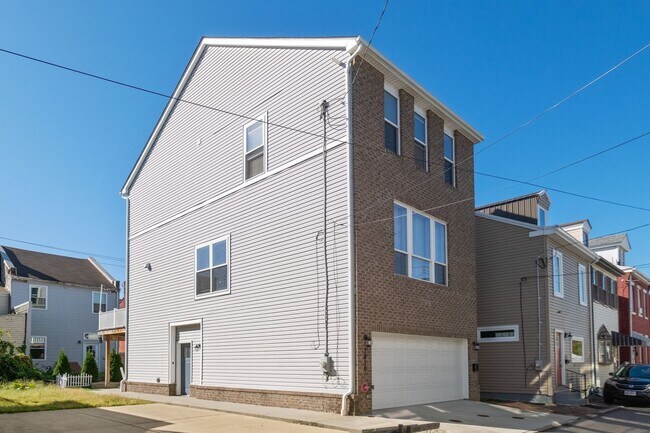 Building Photo - Luxury 3-Bedroom, 4-Bathroom House in Sout...