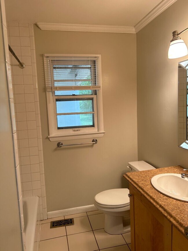 Building Photo - AVAILABLE MID-JUNE!