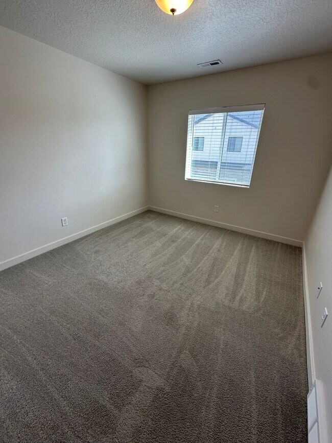 Building Photo - Gorgeous Townhome!!!