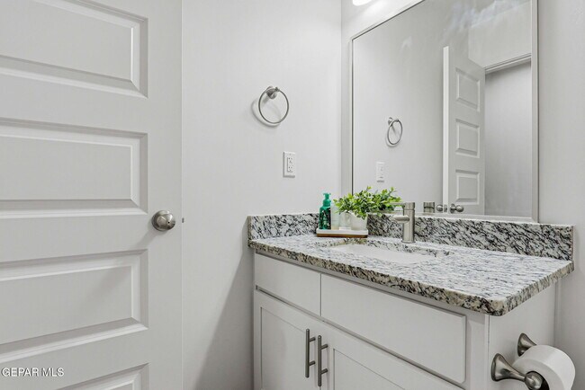 Building Photo - 15252 Apex Ct