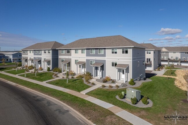 Building Photo - SPACIOUS AND MODERN TOWNHOME