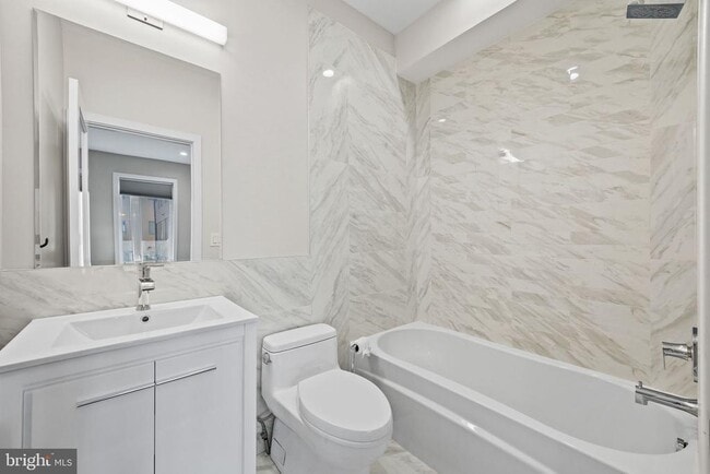 Building Photo - 2106 Spring St