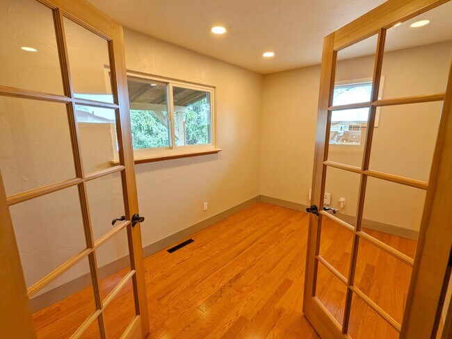 Building Photo - Charming 3 Bd 2 B Corner Lot Single Family Home