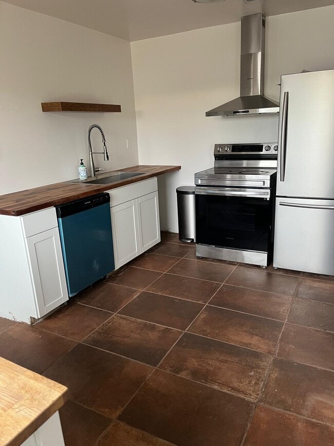 Building Photo - 680 Sunset Dr