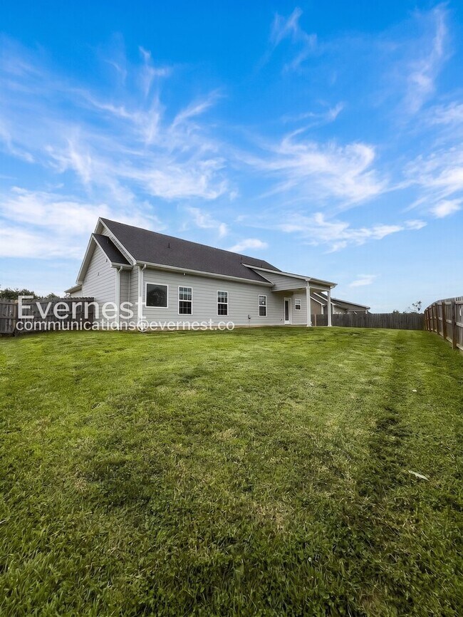 Building Photo - Home with Fenced Yard and Garage / 4 Bed, 2 Bath  / Voucher Accepted / Pet-friendly / Coming Soon!