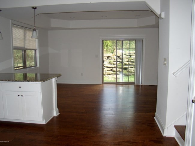 Building Photo - 6 Maple Leaf Dr