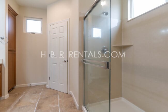 Building Photo - South Tracy 4-Bed Home with First-Floor Bedroom