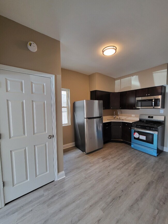 Building Photo - 1312 W Erie St