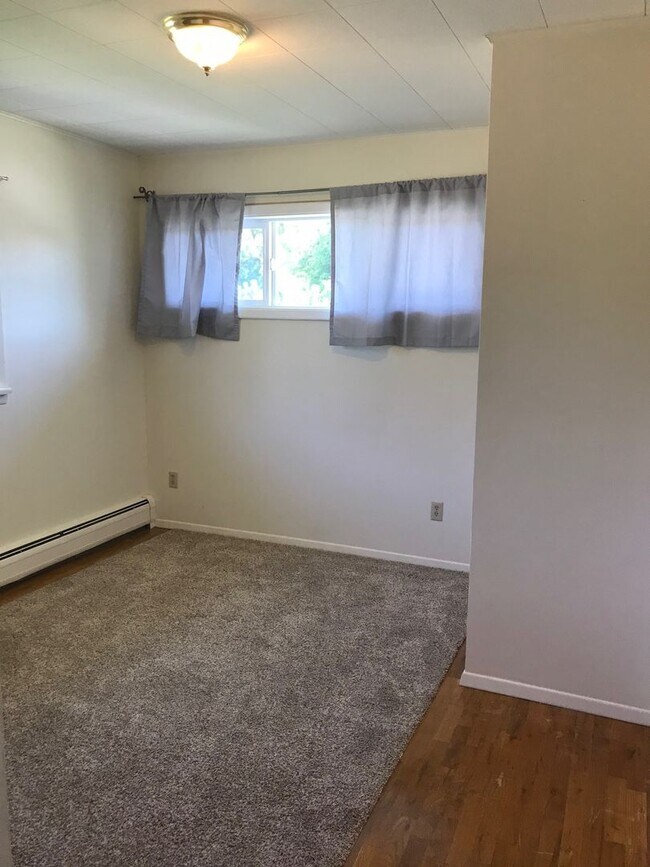 Building Photo - Upper Unit 2 Bedroom 1 Bathroom