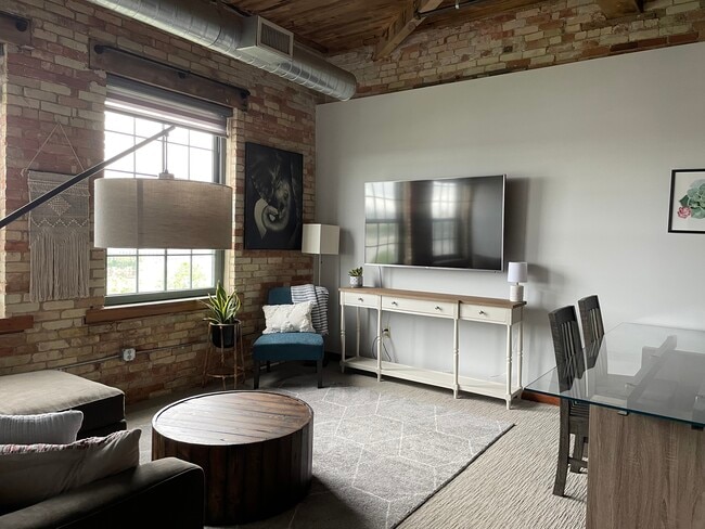 Building Photo - 940 Monroe Ave NW