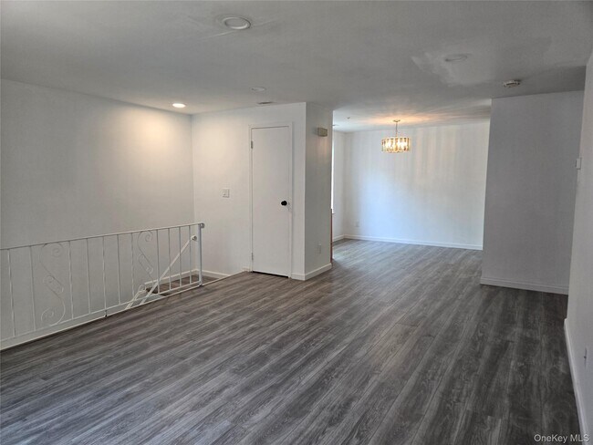 Building Photo - 132 Golf Ln