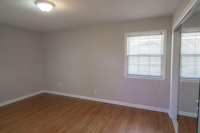 Building Photo - 2207 Bushnell Dr