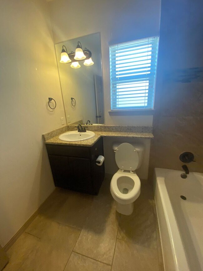 Building Photo - Beautiful 4 Bedroom, 3 Bathroom Home! Avai...