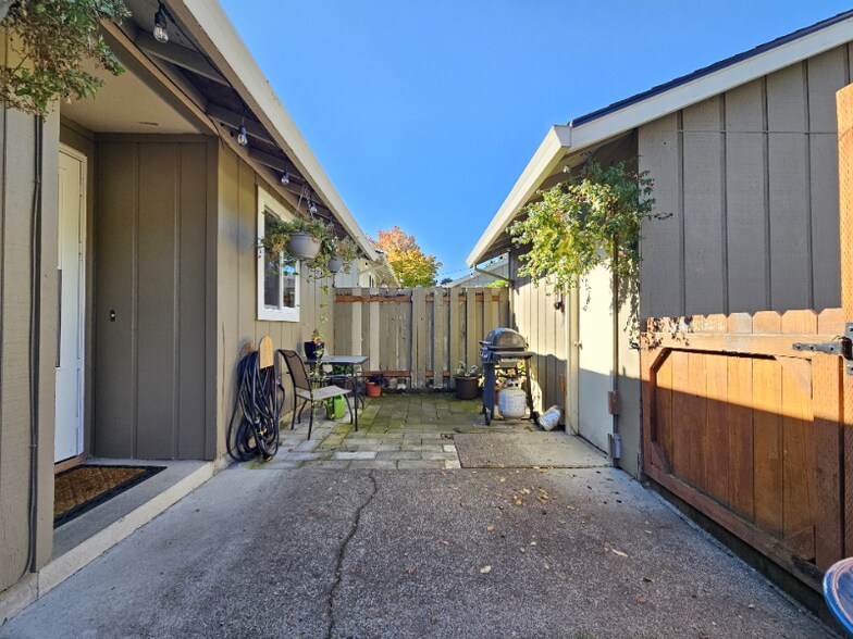 Building Photo - 2931 SE Bluebird Dr