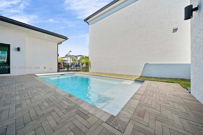 Building Photo - 5718 Ashwood Cir