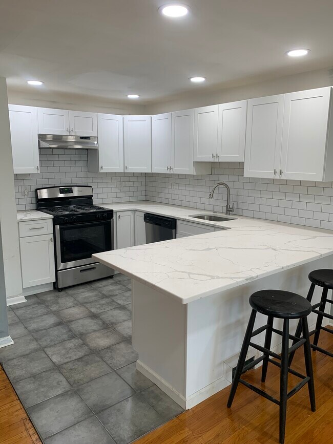 Building Photo - 5489 Vicaris St