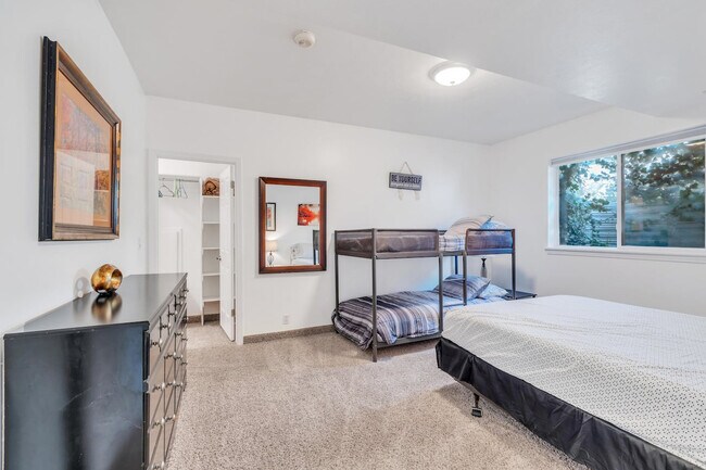 Building Photo - 12067 Lampton View Dr