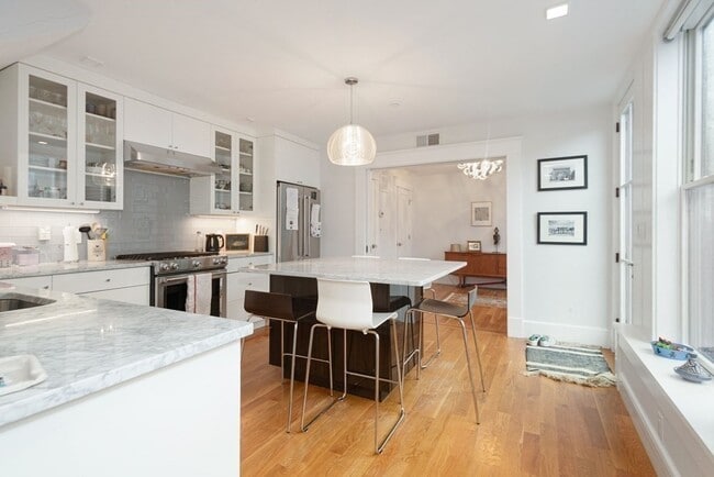 Building Photo - 70 Craigie St