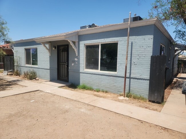 Building Photo - 1514 E Roosevelt St
