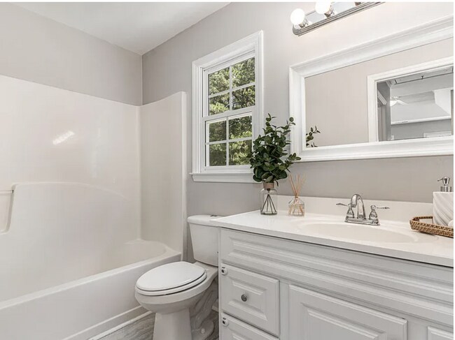 Building Photo - Charming 4-Bed Home with Fenced-in Backyar...