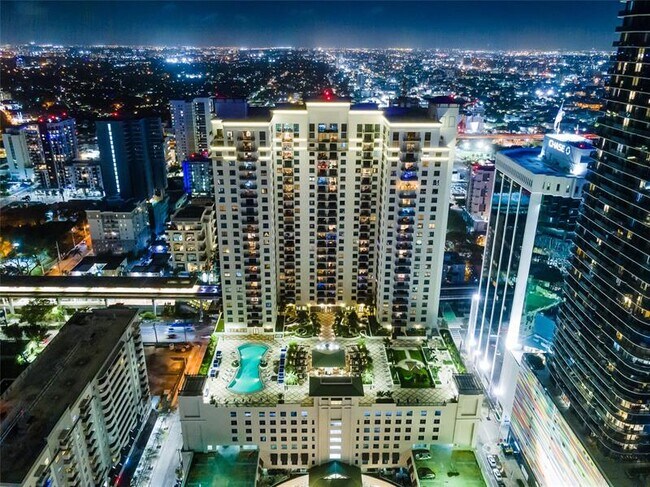 Building Photo - 999 SW 1st Ave