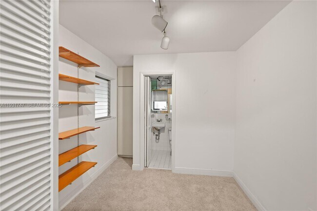 Building Photo - 736 Alhambra Cir